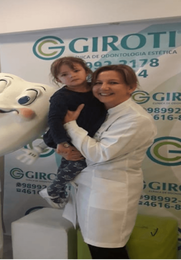 Doutora Giroti com crianças rindo