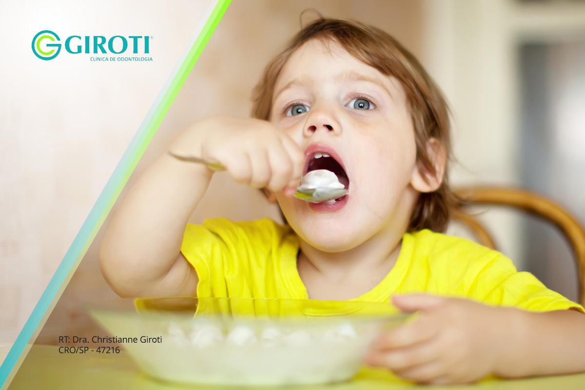 Mastigação Infantil: por que é crucial seu filho usar os dois lados (segundo a Dra. Christianne Giroti)